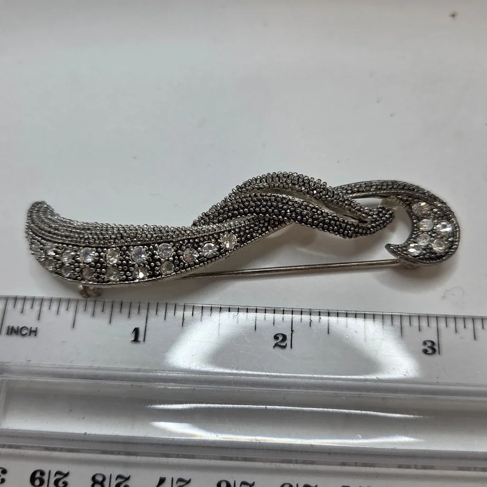 Elegant Silver Tone‎ Ribbon Brooch Pin with Rhinestones Vintage Style